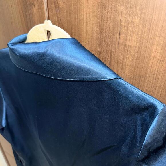 Lafayette 148 split-collar lustrous silk charmeuse with French cuff - Picture 9 of 9